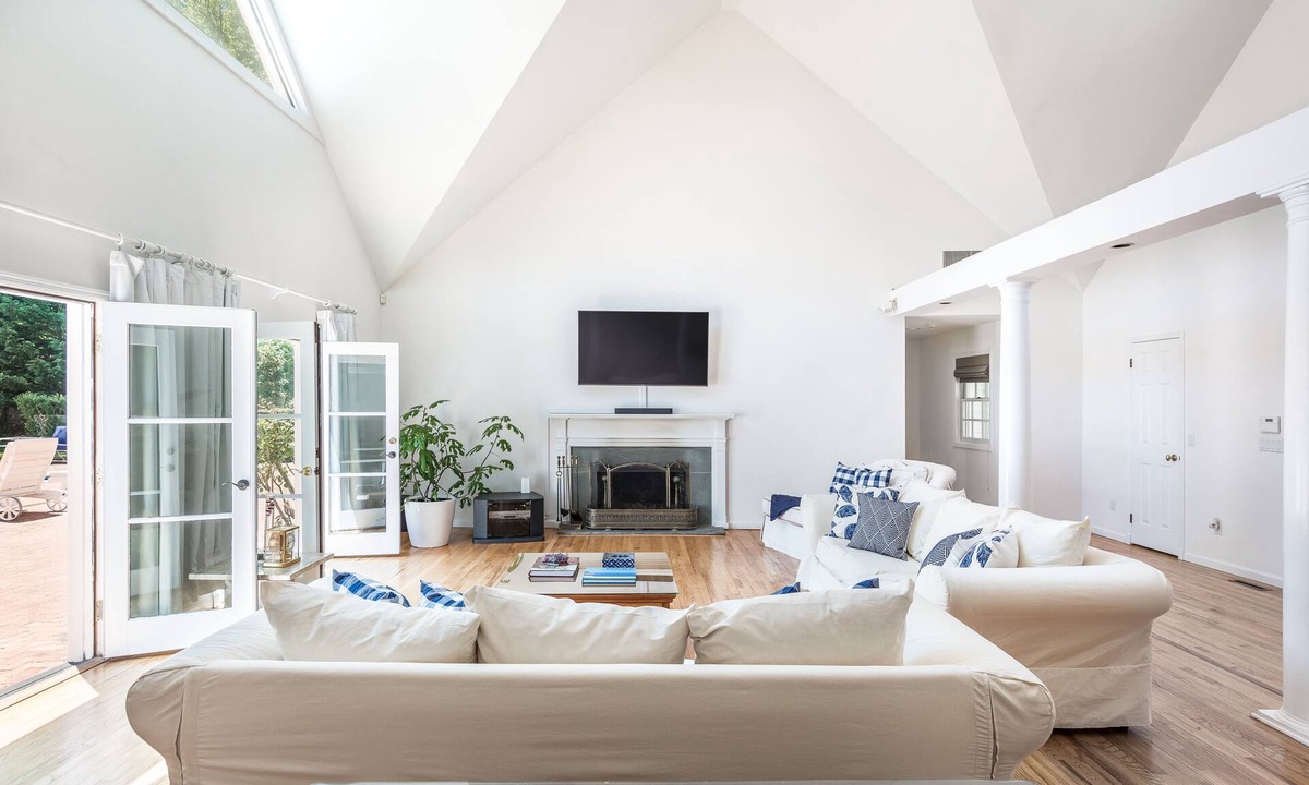 Noyack House | SAG HARBOR - HAMPTONS OASIS 6+ ACRES WITH POOL & TENNIS