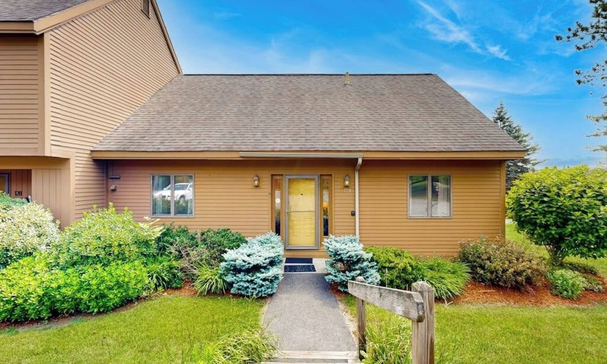 Quechee House | Saltbox townhome with AC, fireplace & deck - near Quechee Club, golf & ski