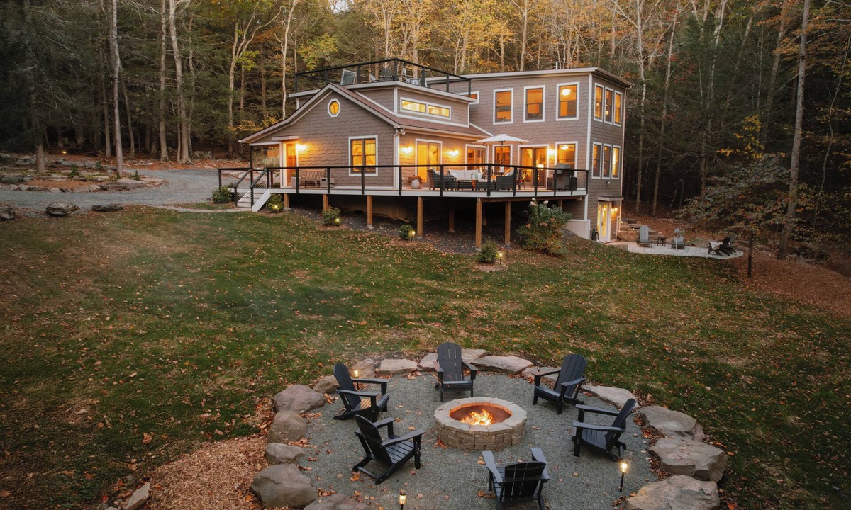 Pond Eddy Cabin | Secluded Catskills Treehouse w/Hot Tub + Roof Deck