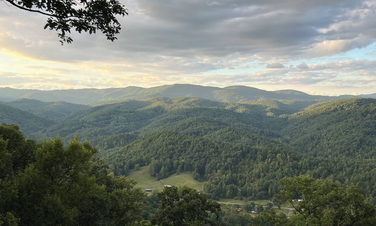 Purlear Cabin | Secluded Mountain Getaway - BIG VIEWS, Fire Pit, Outdoor Dining, 12 Acres