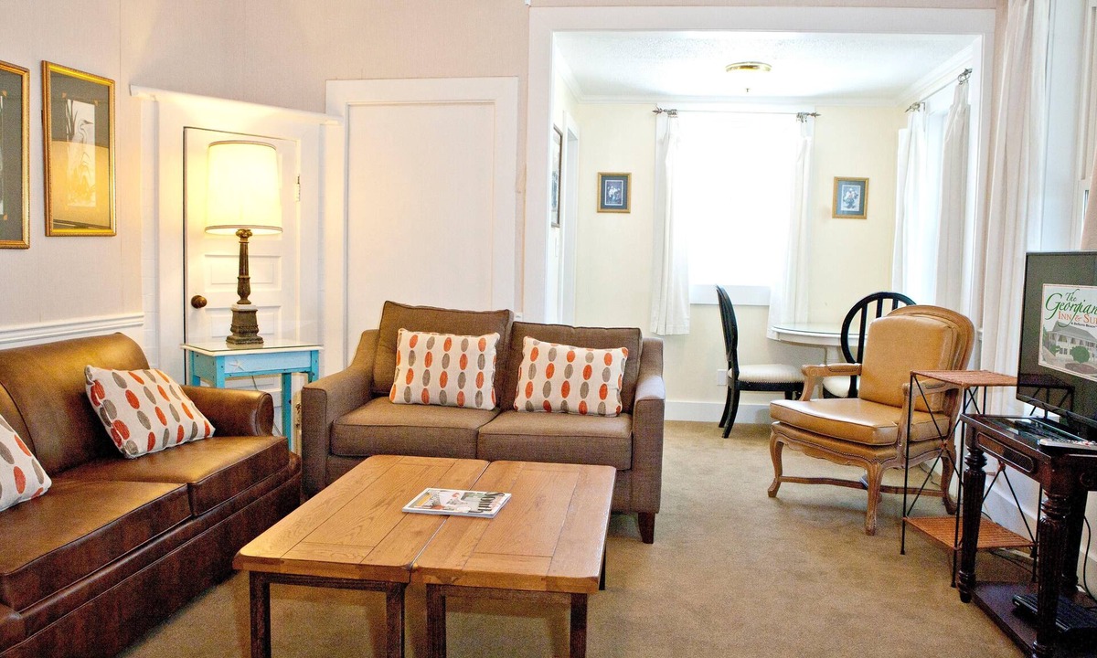Savannah Beach Cottage | Second-Floor Suite w/Covered Porches & Full Kitchen - Steps from Dining & Shops