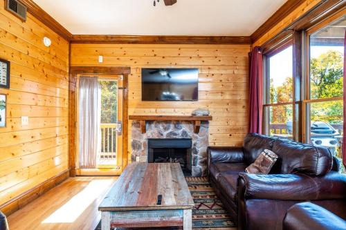 Pigeon Forge House | Serene Cabin w Grill Hot Tub & Resort Pool