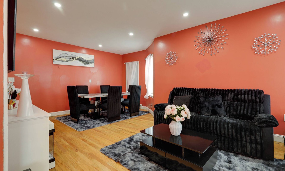 Milton Apartment | Ski & Explore! Colorful Apt 10 Mi to Dtwn Boston!