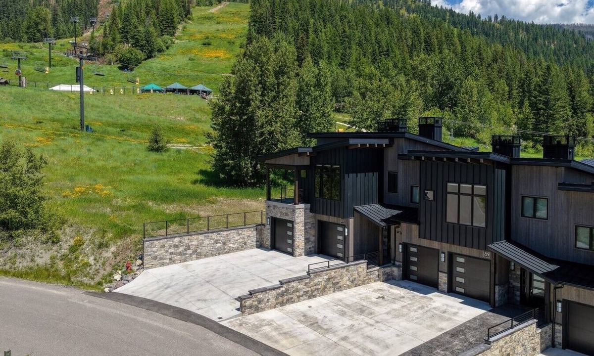Whitefish Villa | Ski Out on Whitefish Mountain 3BD 4BA Sleeps 14+ Unbeatable SKI Location