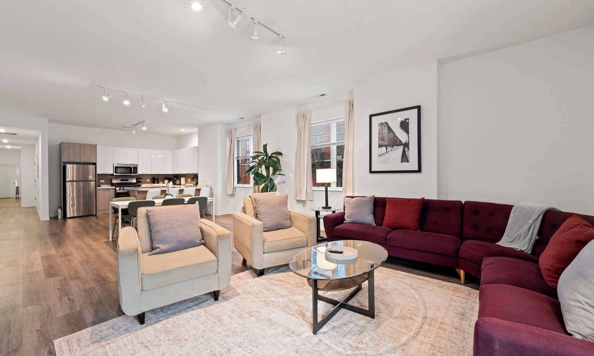 Near South Side House | South Loop · 3 Kings · Steps from McCormick Place