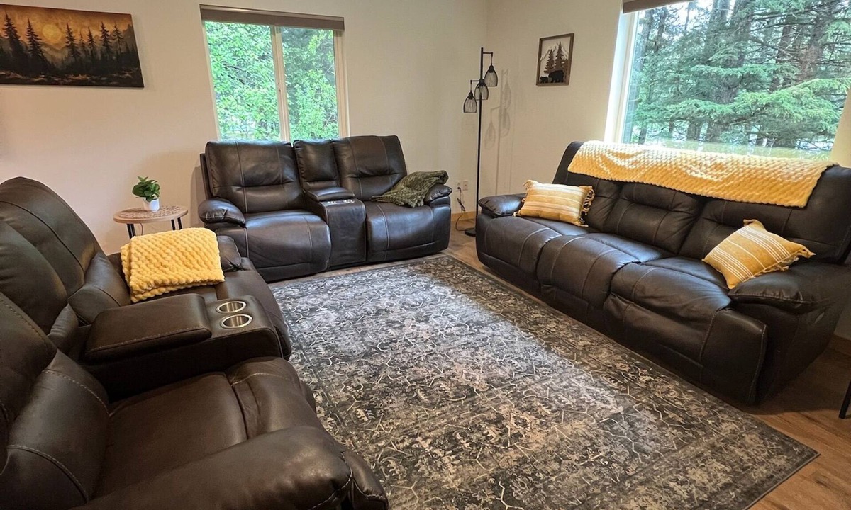 Bear Creek Apartment | Spacious 3‑BR Apartment in Seward - Harbor & Glacier Access