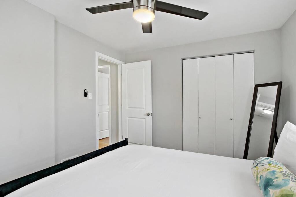 Jefferson Park Apartment | Spacious 3BR Modern Home in Jefferson Park - Carmen rep