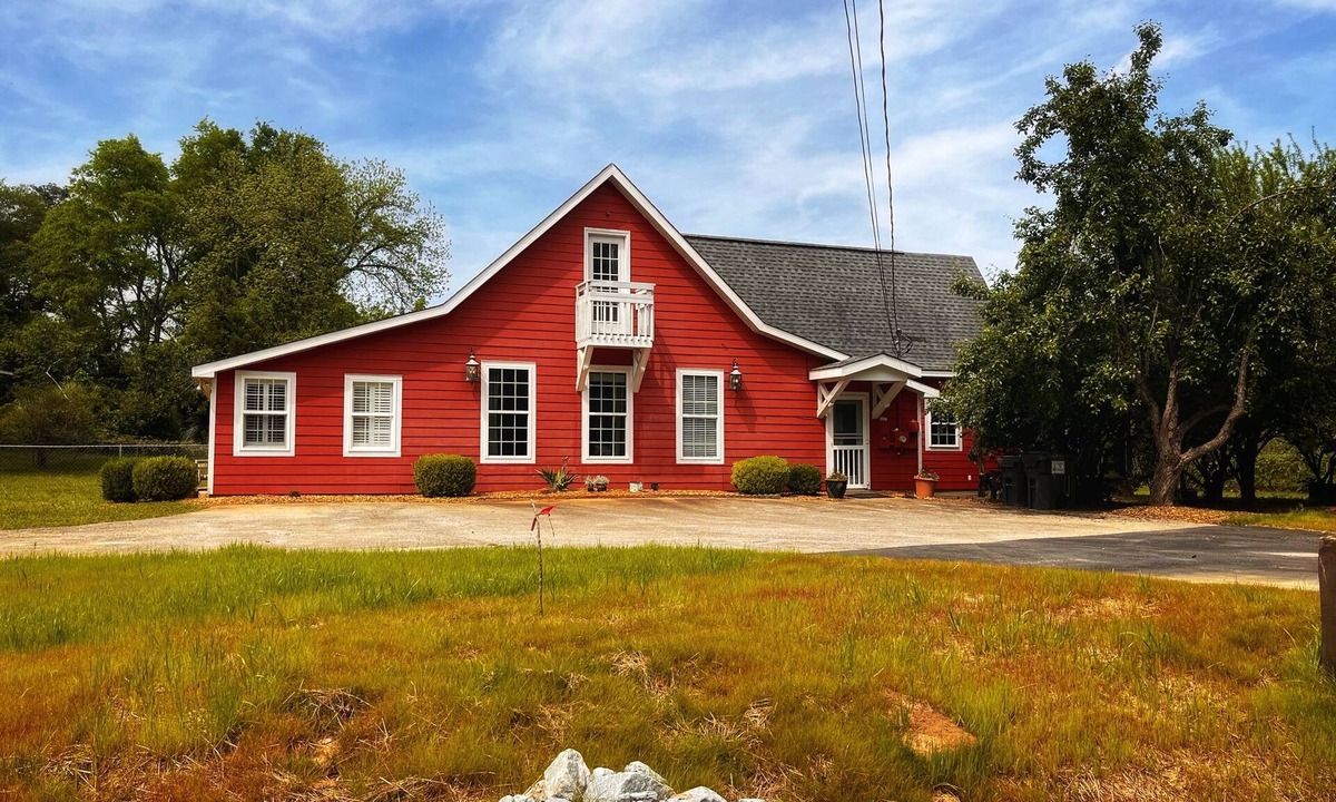 Perry House | Spacious 5-bedroom luxury barn in welcoming Perry Georgia