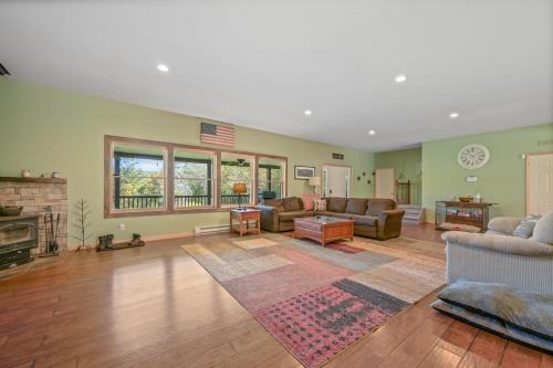 Andes House | Spacious 9BR Catskills Retreat Views + Game Room