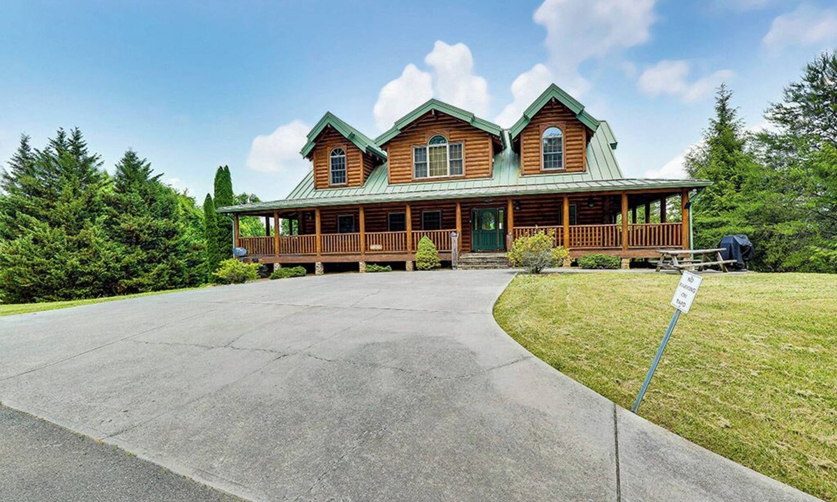 Gatlinburg - Pigeon Forge Cabin | Spacious Log Home w/Game Room & Hot Tub