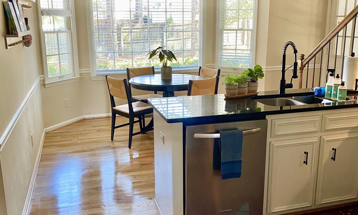 Evans House | Spacious Masters Rental with large outdoor space, Steps away from entertainment!