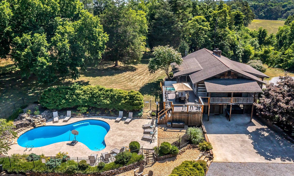 Kodak Cabin | Spacious Serene Cabin, Sleep 14, Pool, Hot Tub, Games
