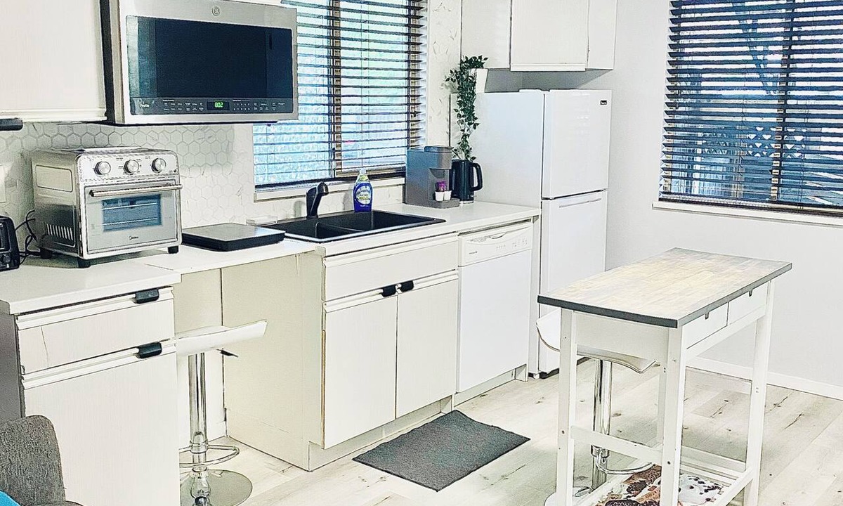 Maple Ridge House | Sparkling Modern Kitchenette Suite Close to Nature