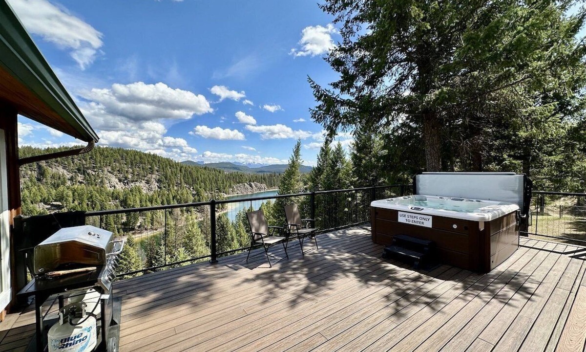 Whitefish House | Spectacular 4 Bedroom Log Home near Bootjack Lake