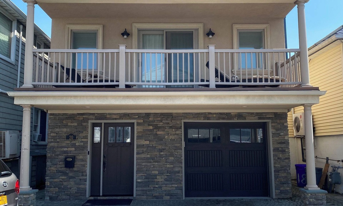 Long Beach House | Steps from the beach! Beautiful 3-bedroom house in Long Beach