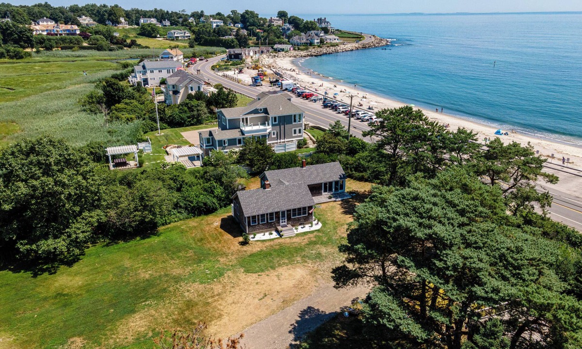 North Hampton Cottage | Steps to North Hampton Beach: Cottage w/Deck!