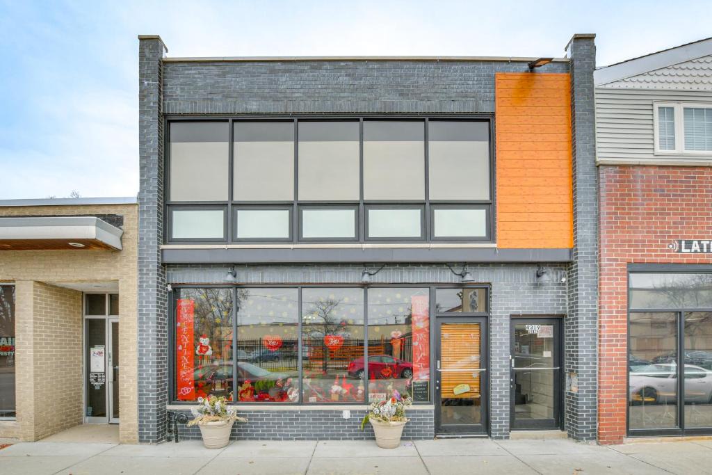 Chicago Apartment | Steps to Shops & Eats: Apt in Portage Park!