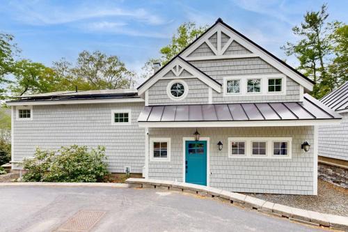 Edgecomb House | Stunning riverfront home, hot tub, BBQ, and washer & dryer