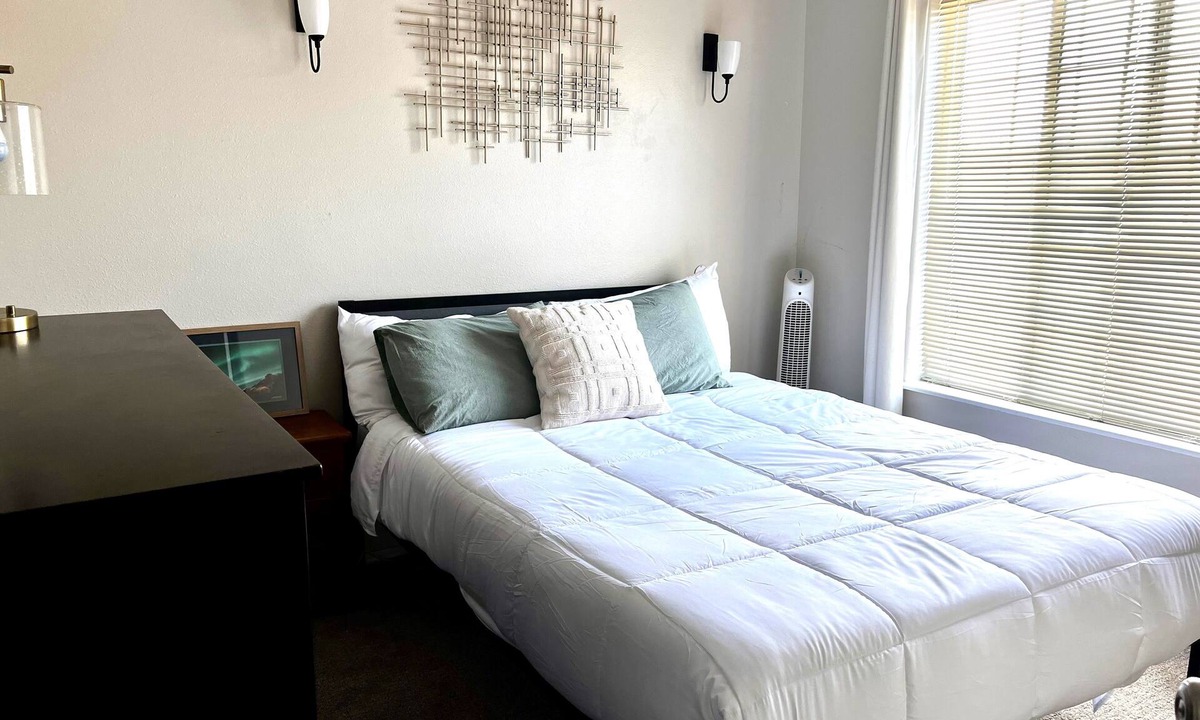Northeast Anchorage House | Stylish, Convenient, and Cozy