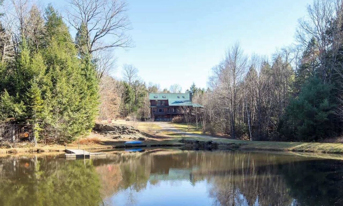 Williamsville House | The Dover Hideaway | Hot Tub & Close to Mt. Snow