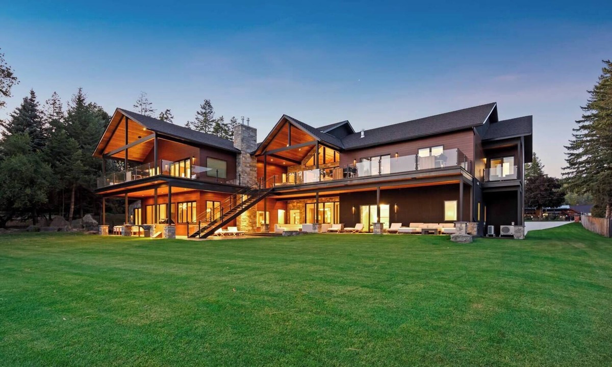 Woods Bay House | The Driftwood Lakefront Estate