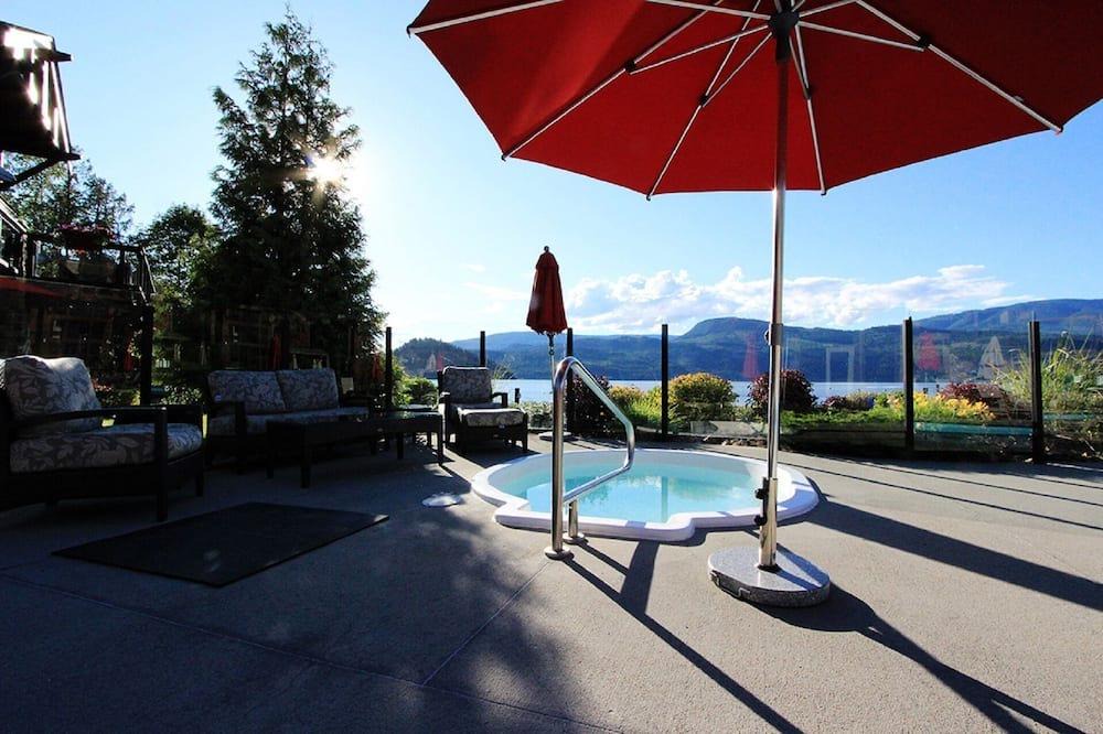 Blind Bay House | This exceptionally designed lodge offers comfort and luxurious living.