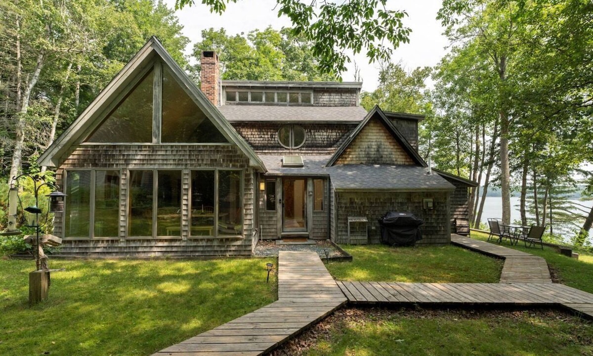 Blue Hill House | Tide's Rest-Oceanfront sleeps 6!