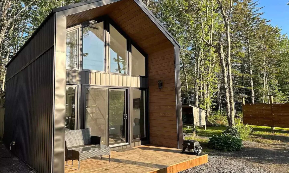 Clare House | Tiny 5 (Private hot tub)