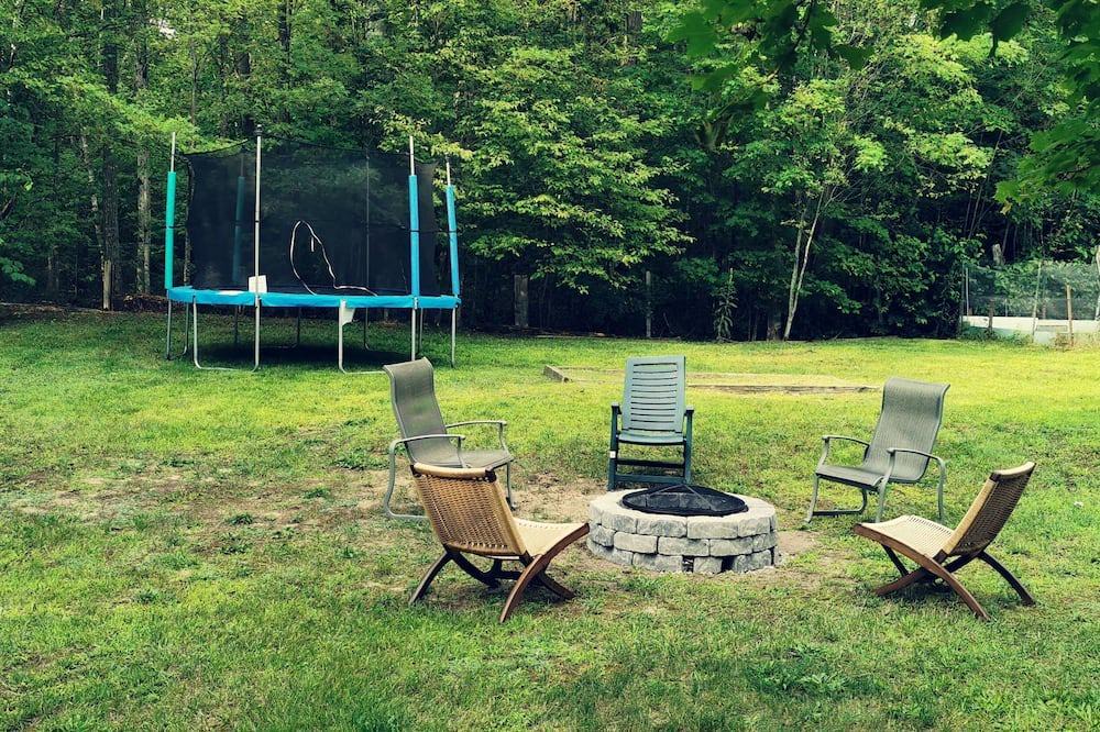 Lafontaine Cottage | Tiny Reds - Spacious and Cozy Cottage next to Cove Beach