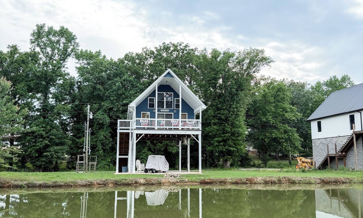 Decaturville Cabin | TN River 3-bedroom cabin with AC in charming Decaturville