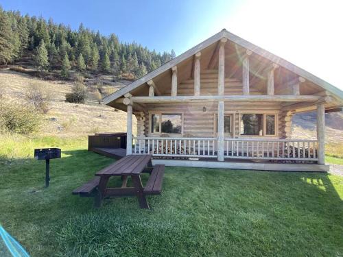 Darby House | Tranquil Mountain Glamping Retreat: Stunning Log Cabin with in Darby, MT