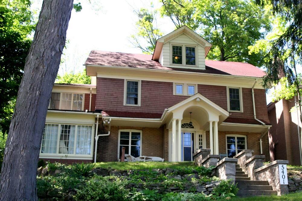 Niagara Falls Villa | Two Adjacent 4 Bedroom Vacation Rentals on River Road