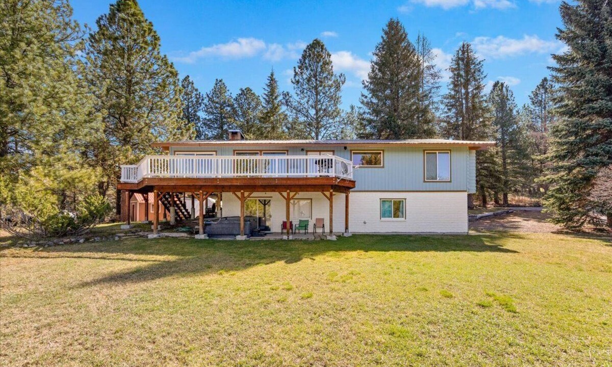 Cascade House | Unwind in this sun-filled family getaway designed for ultimate fun