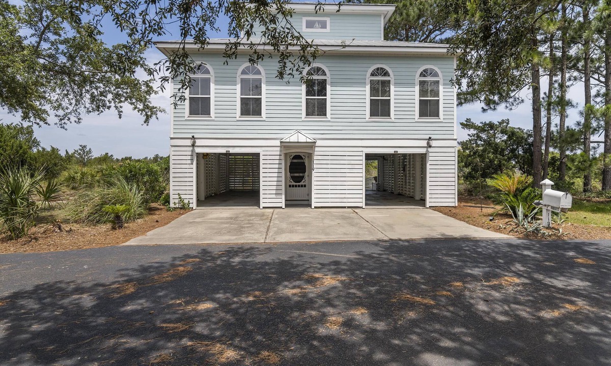Oceanmarsh Subdivision House | Vacation Home with Lovely View and Golf Cart