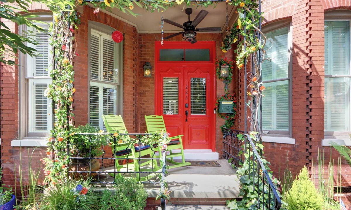 Historic District - North House | Victorian Experience | Sleeps 6, Garden, 2‑Car Garage, Walk to Downtown