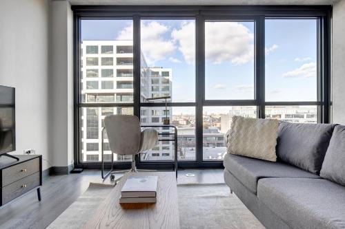 Near West Side Apartment | W Loop 2BR w Gym Pool Lounge 2 blocks from L CHI-489