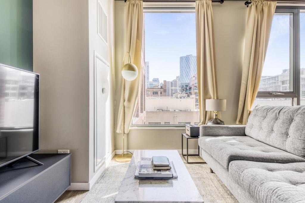 West Loop Apartment | W Loop Studio w Pool Gym WD nr the L CHI-190