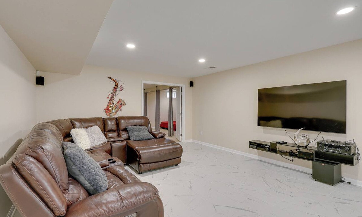 Golts Apartment | Walkout Studio in Townsend w/ Shared Pool Access
