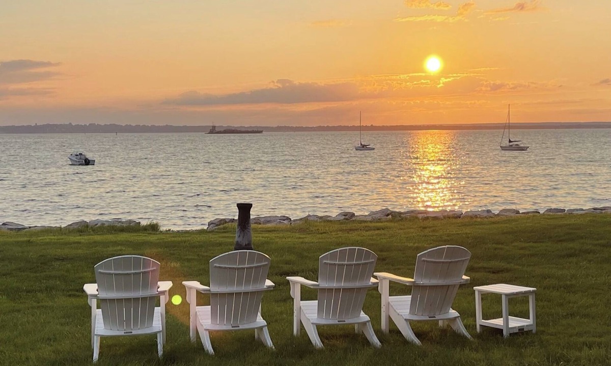 Bristol House | WATERFRONT Cottage ON THE BAY– Stunning Views & Steps to Beach, Park & Bike Path