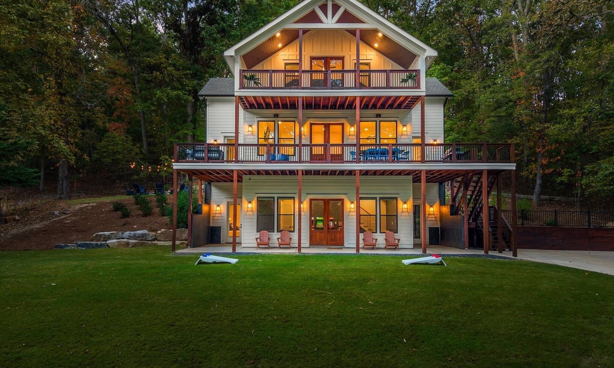 Gainesville House | Waterfront | Dock | Hot Tub | Fire Pit | Game Room