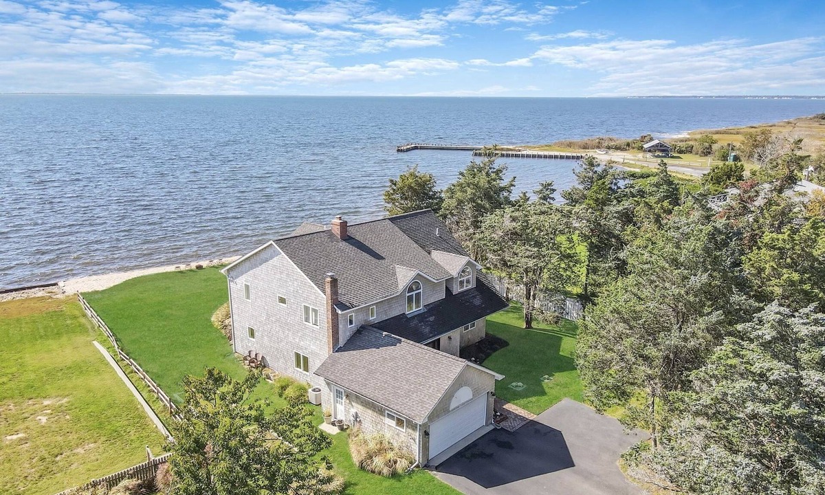 Long Island House | Waterfront house next to Bellport golf course