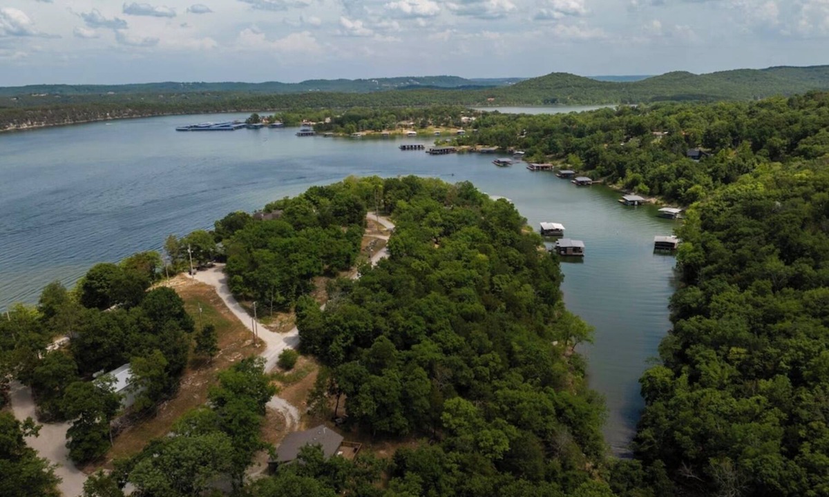 Jenkins Cabin | Waterfront Private Cove Fish and Kayak Sleeps 6 Close to SDC and Branson!
