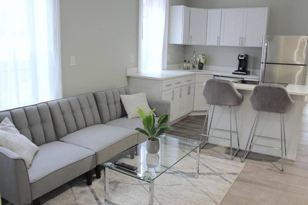 Mansion Area Apartment | WOW Bright Apt PRIME downtown Walk Everywhere