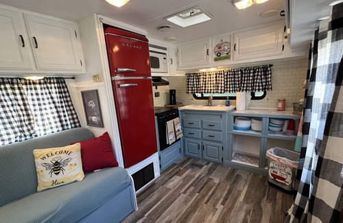 Norman Park House | 1 Bedroom Vintage Camper - Ruby