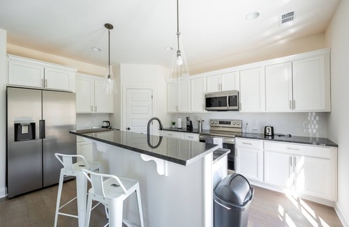 Lakewood Apartment | 1 King 2 Queens Garage Yard Washer Dryer