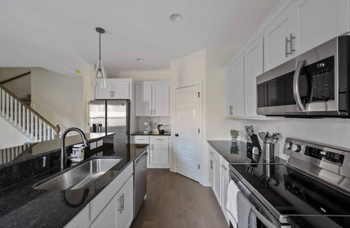 Lakewood Apartment | 1 King 2 Queens Garage Yard Washer Dryer