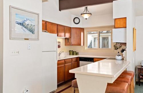Aspen House | 118 E. Bleeker St. Upper level, Condo in Duplex with Private Deck