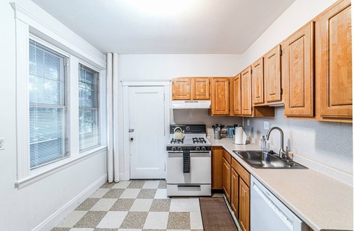 Coolidge Corner South Side Apartment | ①min>Coolidge: Full Kitchen- 2