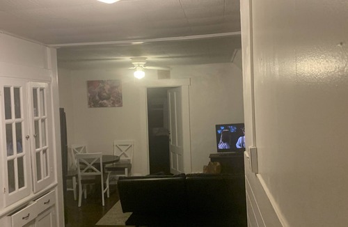 Manchester Apartment | 2 bedroom apt next to highway and close to downtown
