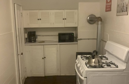 Manchester Apartment | 2 bedroom apt next to highway and close to downtown